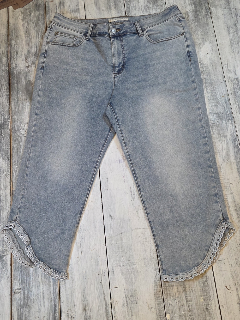 Cato 1946 Women's Cropped Light Blue Denim Jeans with Scalloped Eyelet Hem sz 16